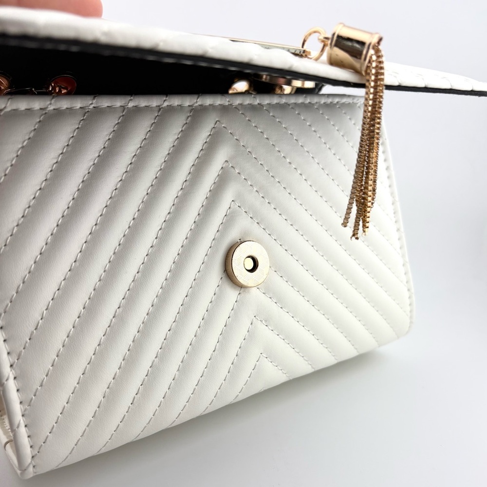Luxurious White Quilted Chain Shoulder Bag with Gold V Accent - PU Leather NWOT - Picture 8 of 8